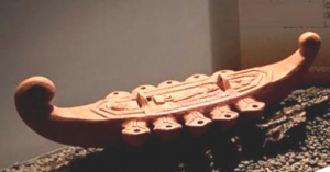 Lucerna a Forma di Nave, Terrecotte Pompei Ercolano Museum - Riproduzione di una Lucerna a forma di nave, con ansa terminale a ricciolo. Al centro Iside su un basamento, con sistro nella destra, cista e ureo nella sinistra. La figura è chiusa tra due colonne corinzie sec.I D.C., scultura in terracotta, le lucerne  nell'antichità servivano per illuminare le abitazioni.