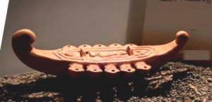 Lucerna a Forma di Nave, Terrecotte Pompei Ercolano Museum - Riproduzione di una Lucerna a forma di nave, con ansa terminale a ricciolo. Al centro Iside su un basamento, con sistro nella destra, cista e ureo nella sinistra. La figura è chiusa tra due colonne corinzie sec.I D.C., scultura in terracotta, le lucerne  nell'antichità servivano per illuminare le abitazioni.