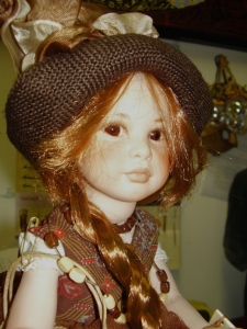 Lucille bambola in porcellana, Bambole porcellana da collezione - Bambole porcellana Montedragone - Bambola in porcellana di Bisquit, in posizione seduta, altezza 36 cm.