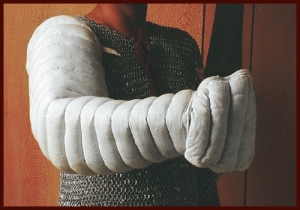 Manica Gladiatoria (stoffa Imbottita), Antica Roma - Gladiatore - Una delle varie tipologie di manica indossata dai gladiatori a protezione solitamente del braccio destro, in cotone e pienamente indossabile