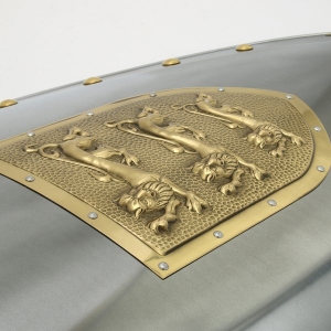 Scudo triangolare Inghilterra, Armature elmi scudi - Scudi medievali - Scudo triangolare raffigurante lo stemma inglese dei tre leoni riprodotti in metallo a rilievo, dimensioni 89X44 cm.