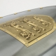 Armature elmi scudi - Scudi medievali - Scudo triangolare raffigurante lo stemma inglese dei tre leoni riprodotti in metallo a rilievo, dimensioni 89X44 cm.