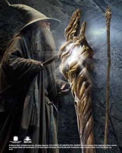 Staffa di Gandalf che si illumina, Mondo del Cinema - Hobbit Collection - Riproduzione della Bastone di Gandalf che si illumina, utilizzato per illuminare la notte. Misura: 185 cm, con un pannello espositore decorato in stile elfico,