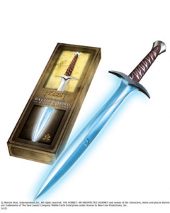 Pungolo - Spada luminosa di Bilbo, Mondo del Cinema - Hobbit Collection - Spada di Bilbo luminosa, dimensioni cm 68. Dispositivo con batterie per accensione, fornita con scatola originale.