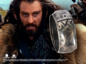 Anello fascia di Thorin in argento, Mondo del Cinema - Hobbit Gioielli - Anello di Thorin, anello in argento, viene fornito con cofanetto della collezione Hobbit.