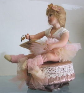 Luisa ballerina con carillon, Bambole porcellana da collezione - Bambole in porcellana, Novità - Bambola artigianale in porcellana, denominata Luisa ballerina con carillon, collezione Montedragone.