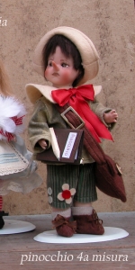 Pinocchio 4a misura, Bambole porcellana da collezione - Personaggi delle Fiabe in porcellana - Pinocchio Personaggio in porcellana di bisquit, Altezza 24 cm, bambola snodata con 9 snodi.