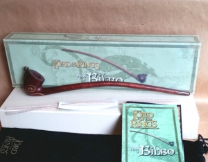 Pipa di BILBO, Mondo del Cinema - Hobbit Collection - Pipa di Bilbo, riproduzione funzionante misura 35 cm, fornita con confezione originale,