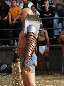 Protezione per Spalla Gladiatore, Antica Roma - Gladiatore - Protezione in metallo indossata sulla spalla a protezione anche del collo e parte della testa da colpi provenienti da quel settore durante il combattimento,