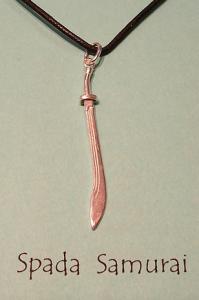 Spada Samurai, Gioielli - Tribali Etnici - Ciondolo in argento: 925, Dimensione: mm. 42 - con laccetto in cotone cerato