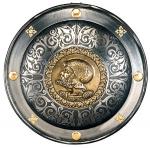 Armature elmi scudi - Scudi medievali - Riproduzione di uno scudo di forma circolare e profilo convesso, con clipeo al centro in ottone e motivo figurato decorato a sbalzo.