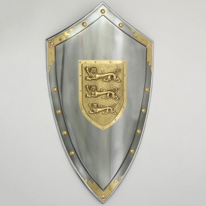 Scudo triangolare Inghilterra, Armature elmi scudi - Scudi medievali - Scudo triangolare raffigurante lo stemma inglese dei tre leoni riprodotti in metallo a rilievo, dimensioni 89X44 cm.