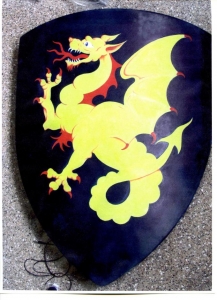 Scudo Dragone, Armature elmi scudi - Scudi medievali - Scudo con Dragone su sfondo scuro, scudo triangolare in legno. misure: 72 x 62 cm.