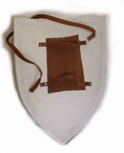 Grande Scudo medievale, Armature elmi scudi - Scudi medievali - Scudo da cavalleria in uso nel medioevo, presenta forma di triangolo allungato con profilo convesso e capo diritto, dimensioni 116 x 59 cm.