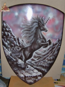 Scudo con Unicorno, Armature elmi scudi - Scudi medievali - Scudo con Unicorno fantasy, scudo in legno multistrato di forma triangolare. Misure: 72 x 62 cm.