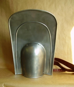 Protezione per Spalla Gladiatore, Antica Roma - Gladiatore - Protezione in metallo indossata sulla spalla a protezione anche del collo e parte della testa da colpi provenienti da quel settore durante il combattimento,