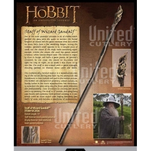 Staffa di Gandalf il Grigio, Mondo del Cinema - Hobbit Collection - Riproduzione della staffa-Bastone di Gandalf, utilizzato per illuminare la notte. Misura: 185 cm, con un pannello espositore decorato in stile elfico.