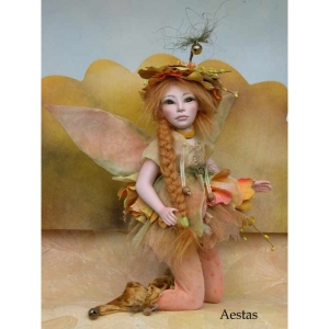 Fairy Temporar, Porcelain Fairy Dolls - Porcelain Angels Dolls - Character collectible porcelain bisque in a sitting position, 13.77 inches (height: 35 cm), with glass eyes.