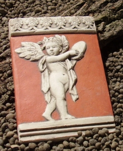 Amorino con Tamburello da Pompei, Terrecotte Pompei Ercolano Museum - Riproduzione di un affresco raffigurante Amorino danzante con Tamburello datato 54—68 d.C. Pompei. Scultura in terracotta di epoca romana.