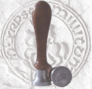Templar Seal Stamp, Medieval - Templars - Templars Objects - Produced in metal alloy, with the wooden handle of beech. The record of the stamp measures 25 mm in diameter, while the height of the stamp measuring 11.5 cm.