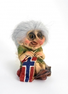 Norwegian Nyform Troll 149, NyForm Troll - NyForm Troll News - Norwegian Troll natural material, subject to international collection. Nyform Troll - Height: 12 cm