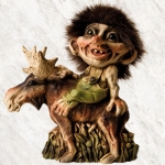 Troll  NyForm - Troll NyForm (medi) - Troll norvegese in materiale naturale, oggetto da collezione internazionale. Altezza: 15 cm