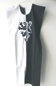 Tunica con leone rampante, Medioevo - Abbigliamento medievale - Costumi Medievali (uomo) - Tunica bianca e nera con riffigurato un leone rampante, materiale cotone.