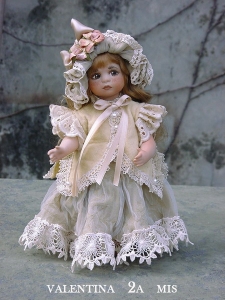 Bambola Valentina 2A Mis, Bambole porcellana da collezione - Bambole porcellana Montedragone - Bambola da collezione in porcellana di bisquit Montedragone, altezza: 18 cm, disponibile con occhi dipinti.